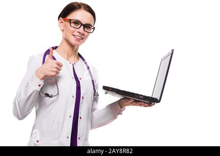 Junge schöne Frau Doktor holding Laptop in den Händen Arbeiten am Laptop mit Daumen nach oben zeigen ok Zeichen auf weißem Hintergrund Stockfoto