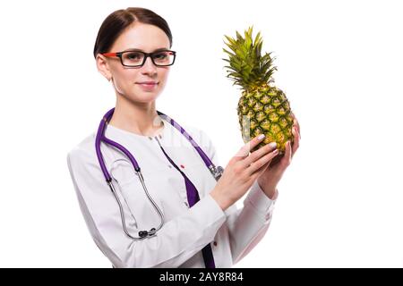 Weibliche Ernährungssachversta5ndiger halten Ananas in ihren Händen auf weißem Hintergrund Stockfoto