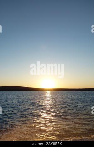 Sonnenuntergang über dem Lake Superior Stockfoto