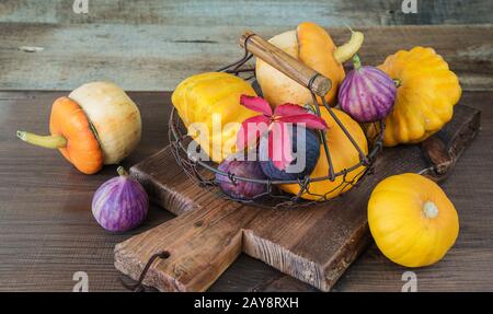 Mehrere dekorative Kürbisse und Patissons und Feigen Stockfoto