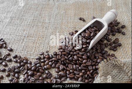 Kaffeebohnen auf dem rauhen Burlap Stockfoto