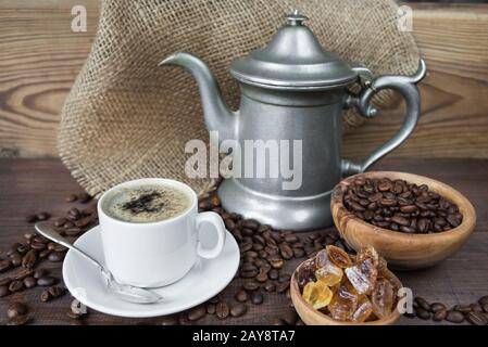 Tasse Kaffee und Kaffeebohnen Stockfoto