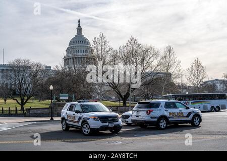 Washington, DC, USA - 3. Februar 2020. Foto des Kapitolgebäudes mit zwei Polizeiautos für die Sicherheit auf dem Hügel in Washington, DC. Stockfoto