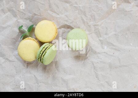 Bunte Makronen und Minzenblätter Stockfoto