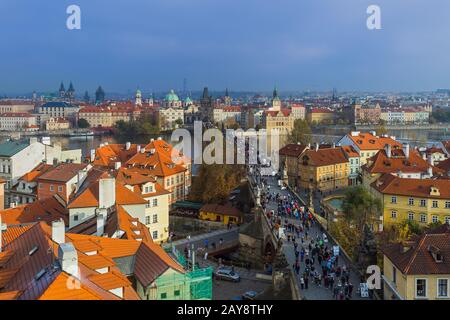 Prag Tschechien - 19. Oktober 2017: Menschen, die auf der Karlsbrücke in Prag spazieren gehen Stockfoto