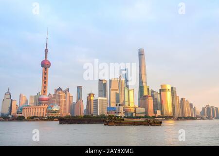 Skyline von Shanghai bei Sonnenuntergang Stockfoto