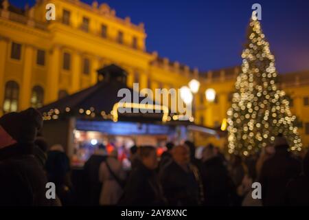 Weihnachtsmarkt in der Adventszeit im Wiener Schloss Schönbrunn. Verschwommener Hintergrund. Stockfoto