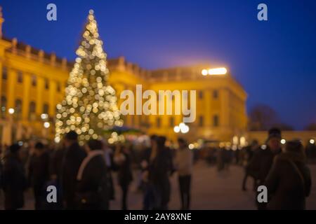 Weihnachtsmarkt in der Adventszeit im Wiener Schloss Schönbrunn. Verschwommener Hintergrund. Stockfoto