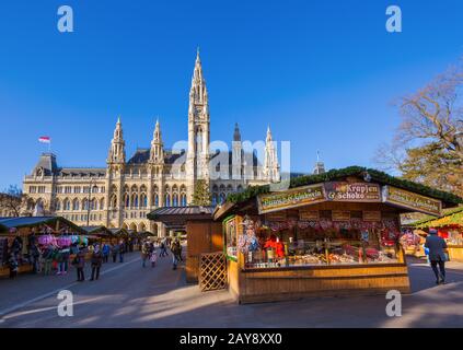 WIEN, ÖSTERREICH - 29. DEZEMBER 2016: Weihnachtsmarkt in der Nähe des Rathauses am 29. Dezember 2016 in Wien Österreich Stockfoto