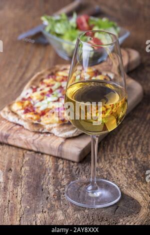 Hausgemachtes französisches Tartflambée mit Wein Stockfoto