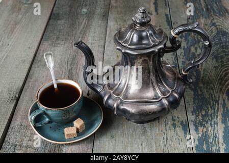 Antike Kaffeekanne und Tasse Kaffee Stockfoto