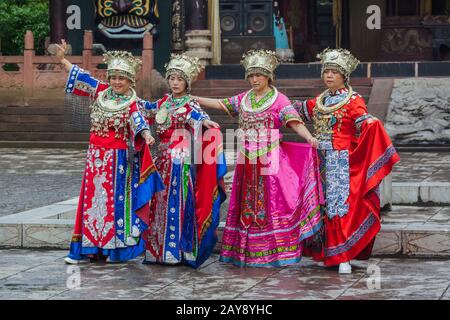 Zhangjiajie, China - 25. Mai 2018: Chinesische Touristen in nationaler Kleidung im Dorf Tujia Stockfoto