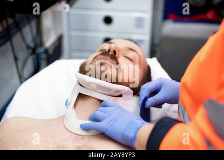 Notarzt setzen einer zervikalen Kragen für einen Patienten in der Ambulanz Stockfoto