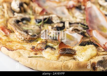 Hausgemachte Pilzpizze im Landhausstil Stockfoto