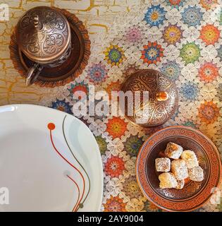 Traditioneller türkischer Kaffee und türkische Köstlichkeiten im traditionellen Kupferhandwerk. Flaches Lay. Stockfoto