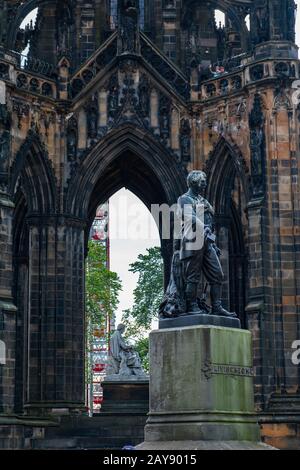 Explorer David Livingstone Statue und Scott Monument gewidmet dem Autor Sir Walter Scott im Hintergrund in Edinburgh, Scotla Stockfoto