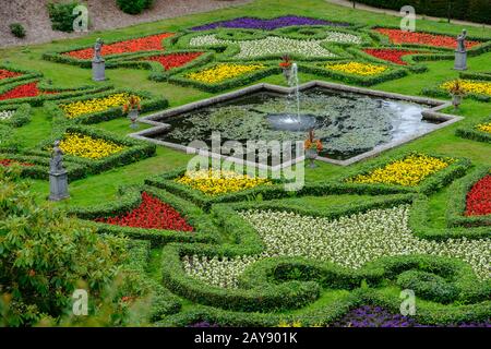 Brunnen, Teich und schöne Gärten in der Lyme Hall im Peak District, Cheshire, Großbritannien Stockfoto
