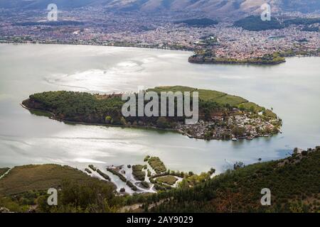 Schöner Panoramablick auf den See Ioannina vom Bergdorf Ligkiades Stockfoto