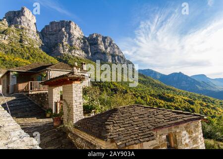 Traditionelle Steinarchitektur im Dorf Mikro Papigko, Epirus, Griechenland Stockfoto