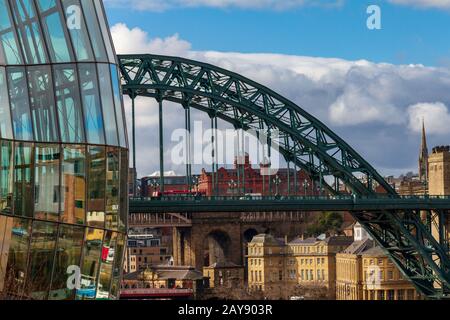 Blick auf einen Abschnitt der sage Gateshead, Tyne Bridge und Newcastle Skyline. Der sage Gateshead ist ein internationales Zuhause für mus Stockfoto