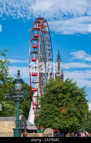 Princes Street Gardens mit einem Riesenrad und Scott Monument im Hintergrund an einem schönen Sommernachmittag Stockfoto