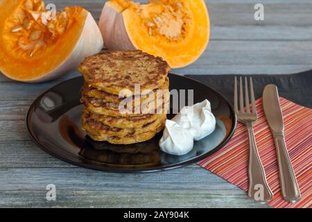 Kürbispancakes mit Naturjoghurt auf Holztisch Stockfoto