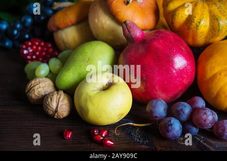 Reiche Ernte verschiedener Obst- und Gemüsesorten Stockfoto