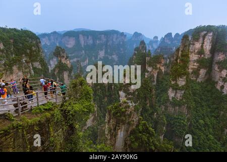 Wulingyuan, China - 27. Mai 2018: Touristen auf dem Pfad im Tianzi Avatar Mountains Naturpark Stockfoto