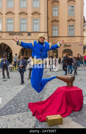 Prag Tschechien - 19. Oktober 2017: Street-Performer-Dressing als Genie und die Zauberlampe Stockfoto