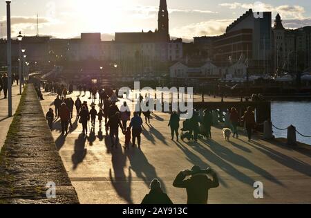 Sonntagnachmittag Spaziergang auf Dun laoghaire Pier im Wintersonne, Freizeit Spaziergang, Dun laoghaire Pier, Dublin, Irland.Leben vor sozialen Distanzierung. Stockfoto