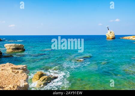 Verlassenes verrosttes Schiffswrack EDRO III in Pegeia, Paphos, Zypern. Stockfoto