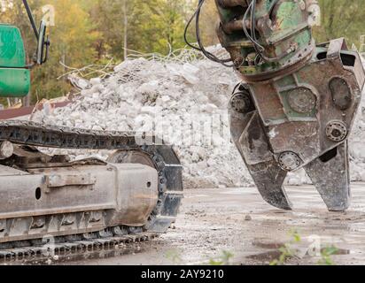 Abbruchbagger reißt ein Gebäude ab Stockfoto