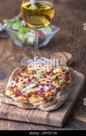 Hausgemachtes französisches Tartflambée mit Wein Stockfoto