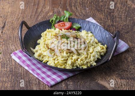 Nahaufnahme von bayerischen Käsenudeln auf Holz Stockfoto