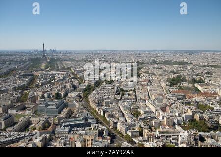 Skyline von Paris mit Eiffelturm, Les Invalides und Geschäftsviertel der Verteidigung, vom Montparnasse Tower, Paris, Frankreich Stockfoto