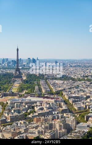 Skyline von Paris mit Eiffelturm, Les Invalides und Geschäftsviertel der Verteidigung, vom Montparnasse Tower, Paris, Frankreich Stockfoto