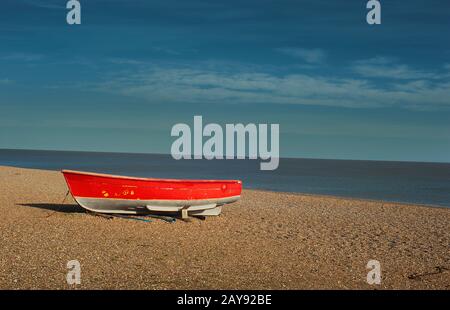 Rotes Und Graues Boot Am Strand Stockfoto