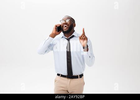 Porträt einer selbstbewussten jungen Geschäftsmann mit Mobiltelefon Stockfoto