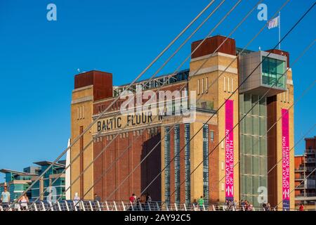 Das Baltic Center for Contemporary Art hinter der Gateshead Millennium Bridge an einem schönen Sommernachmittag. Stockfoto