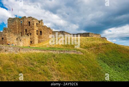 Ruinen des mittelalterlichen Tynemouth Priory and Castle, einer beliebten Besucherattraktion. Stockfoto