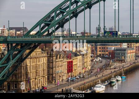 Newcastle City Skyline mit Tyne Bridge im Blick auf Newcastle Quayside Stockfoto