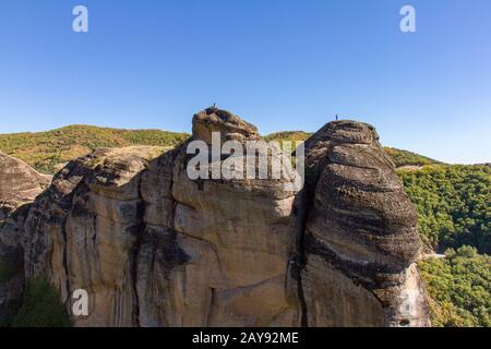 Blick auf zwei Felsen und Vegetation, Meteora Klosteranlage, Griechenland Stockfoto