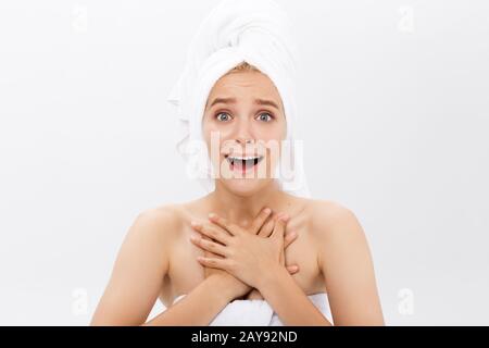 Bild von aufgeregt schreienden junge Schönheit Haut Frau auf weißem Hintergrund. Suchen Kamera. Stockfoto