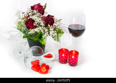 Valentinstag Blumenstrauß Rotwein und Kerzen auf weißem Hintergrund Stockfoto