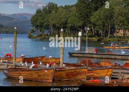 Piers und Boote am Rand von Bowness-on-Windermere im Lake District in Cumbria, Vereinigtes Königreich Stockfoto