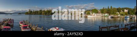 Bowness-on-Windermere mit Panoramablick auf den Hafen am Nachmittag, Lake District, Cumbria, Großbritannien Stockfoto