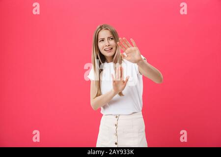 Verunzufriedene weibliche Modelle mit gerreckter Haut, erhöhtem Augenbrauen und Stirnrunzeln, Geste der Weigerung, sagt Nein. Unzufriedene Europäer Stockfoto