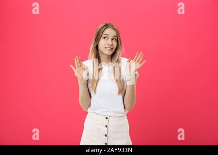 Verunzufriedene weibliche Modelle mit gerreckter Haut, erhöhtem Augenbrauen und Stirnrunzeln, Geste der Weigerung, sagt Nein. Unzufriedene Europäer Stockfoto