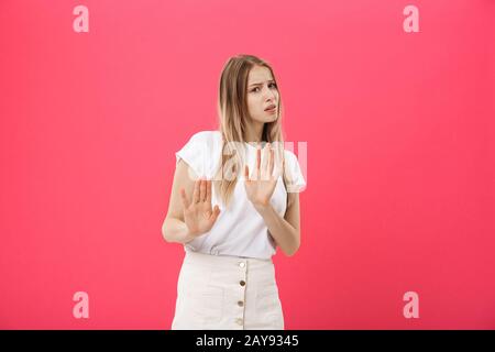 Verunzufriedene weibliche Modelle mit gerreckter Haut, erhöhtem Augenbrauen und Stirnrunzeln, Geste der Weigerung, sagt Nein. Unzufriedene Europäer Stockfoto