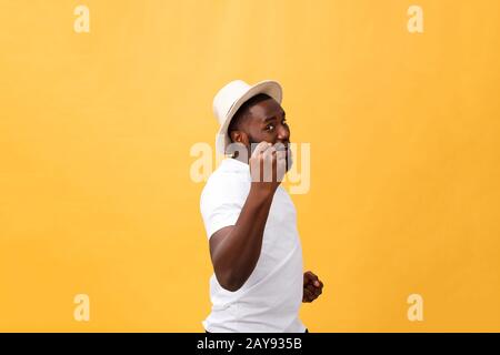 Gutaussehende junge afro-amerikanische Mitarbeiter fühlen sich aufgeregt, gesturren aktiv, halten Fäuste fest und rufen freudig mit aus Stockfoto